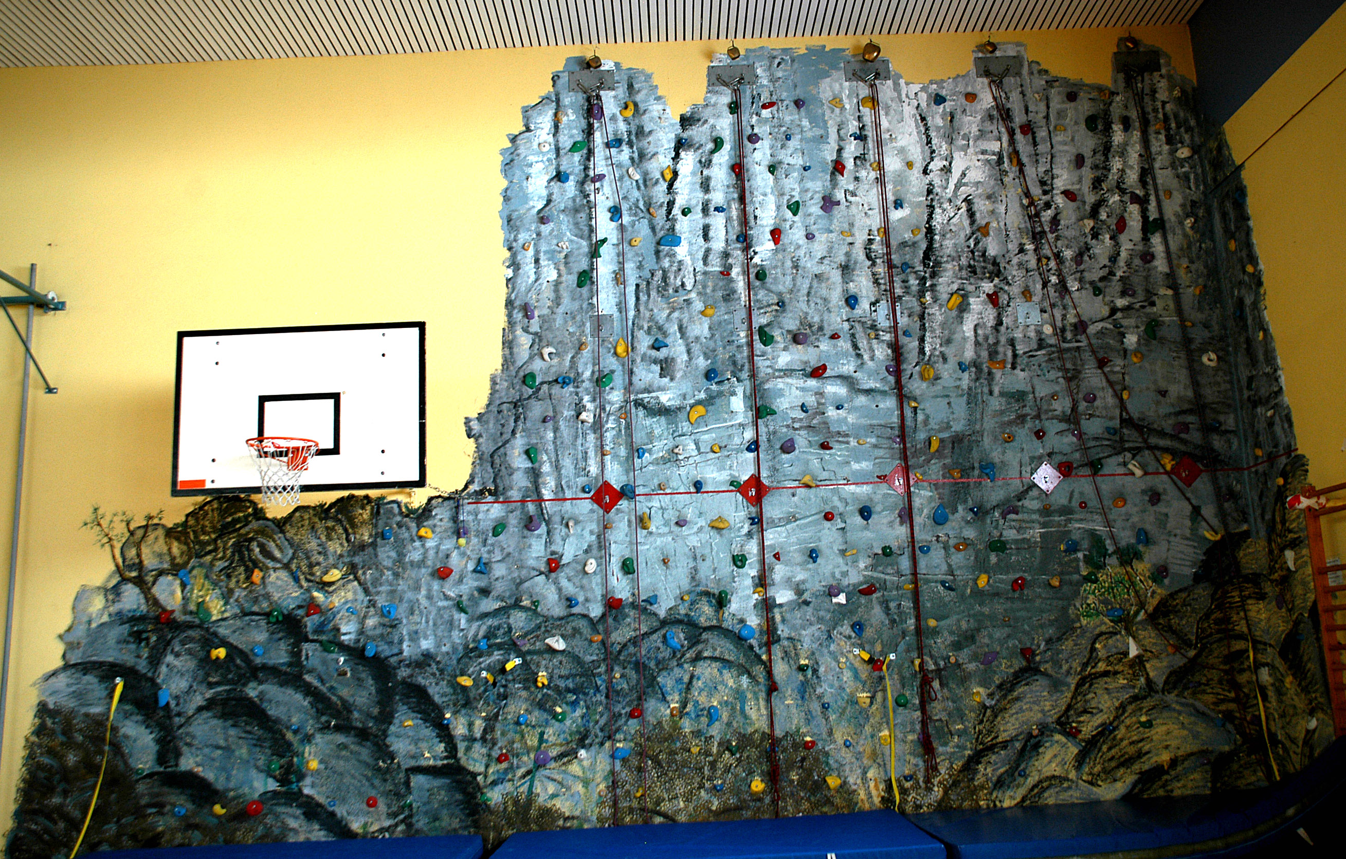 2005-Gebäude-Kletterwand